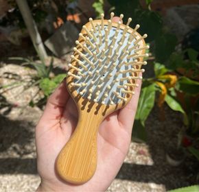 Mini Cepillo de Bambú para Cabello