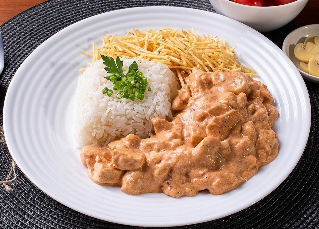 Strogonoff de Frango em cubos (acompanha arroz e batata palha)