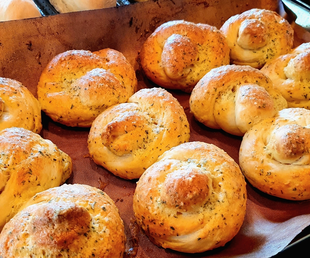 Garlic butter knots 