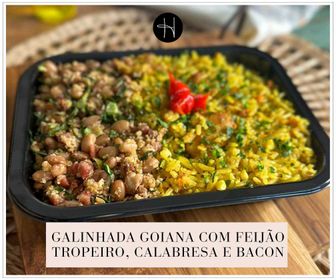 Galinhada goiana com feijão tropeiro, calabresa e bacon