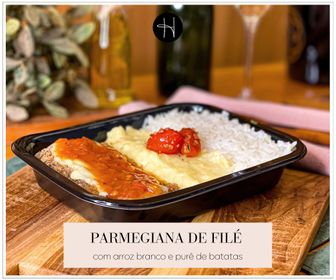 Parmegiana de filé mignon com arroz branco e purê de batatas