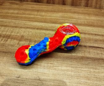 PIPE DE SILICONE NA BOA VERMELHO, AZUL E AMARELO