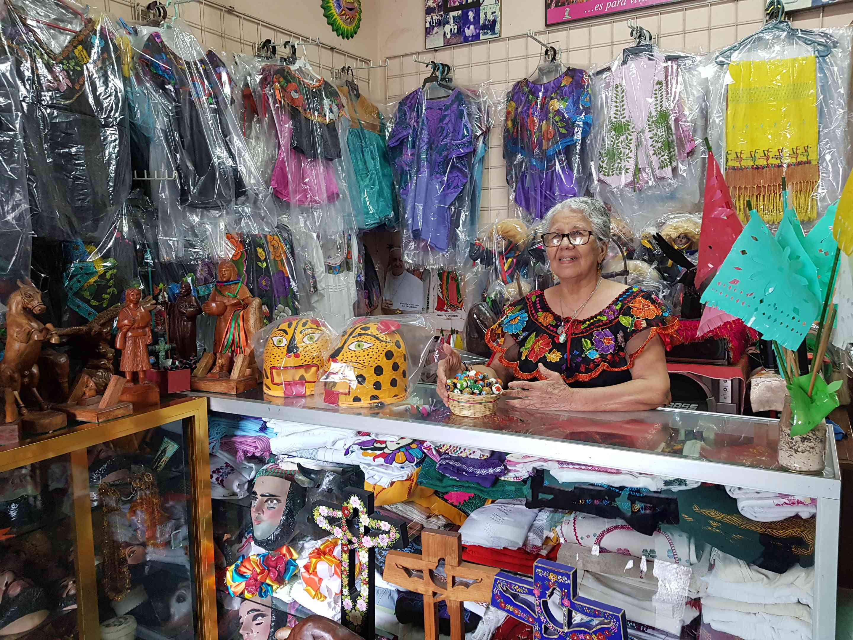 Artesanias y Ropa Típica Lupita
