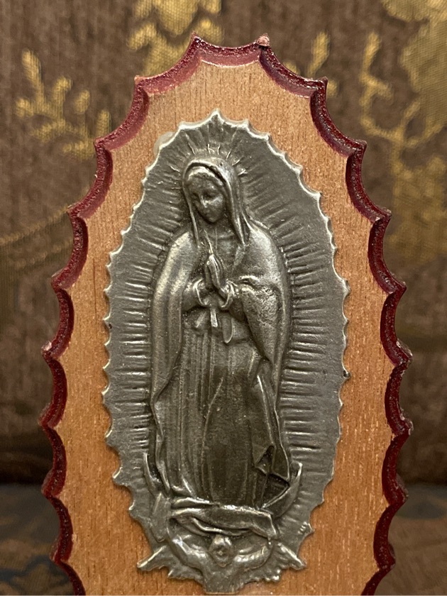 BULTITO MADERA VIRGEN DE GUADALUPE 13 CM CAFÉ CLARO