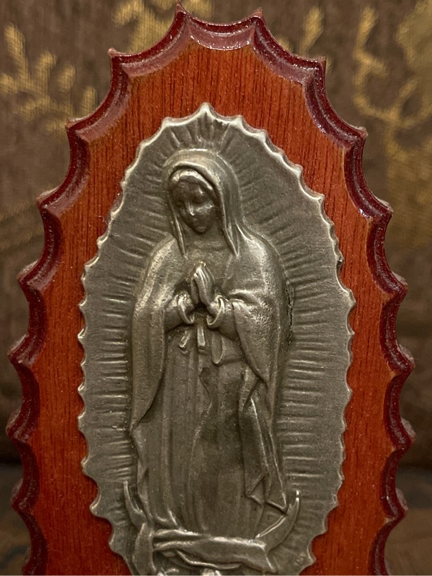 BULTITO MADERA VIRGEN DE GUADALUPE 13 CM CAFÉ OSCURO