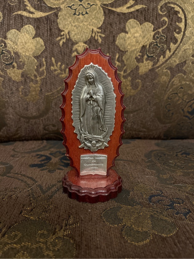 BULTITO MADERA VIRGEN DE GUADALUPE 13 CM CAFÉ OSCURO