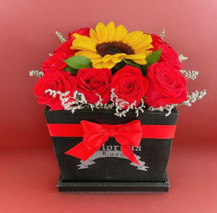 Caja con rosas y girasoles chica