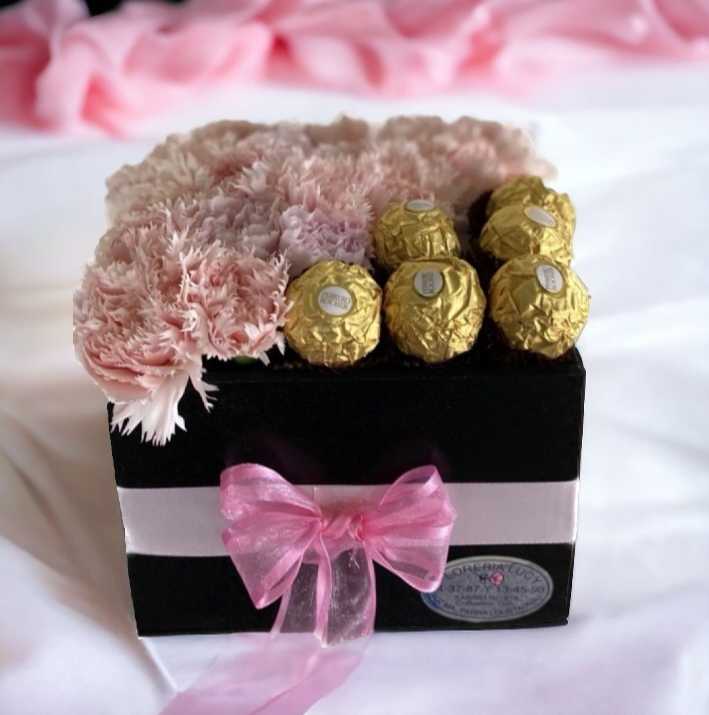 Caja con claveles y chocolates