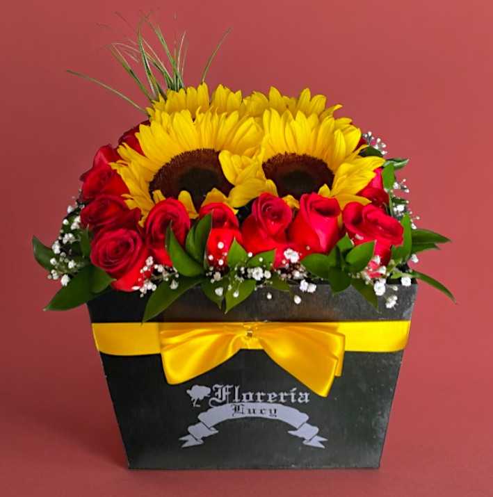 Caja con rosas y girasoles mediana