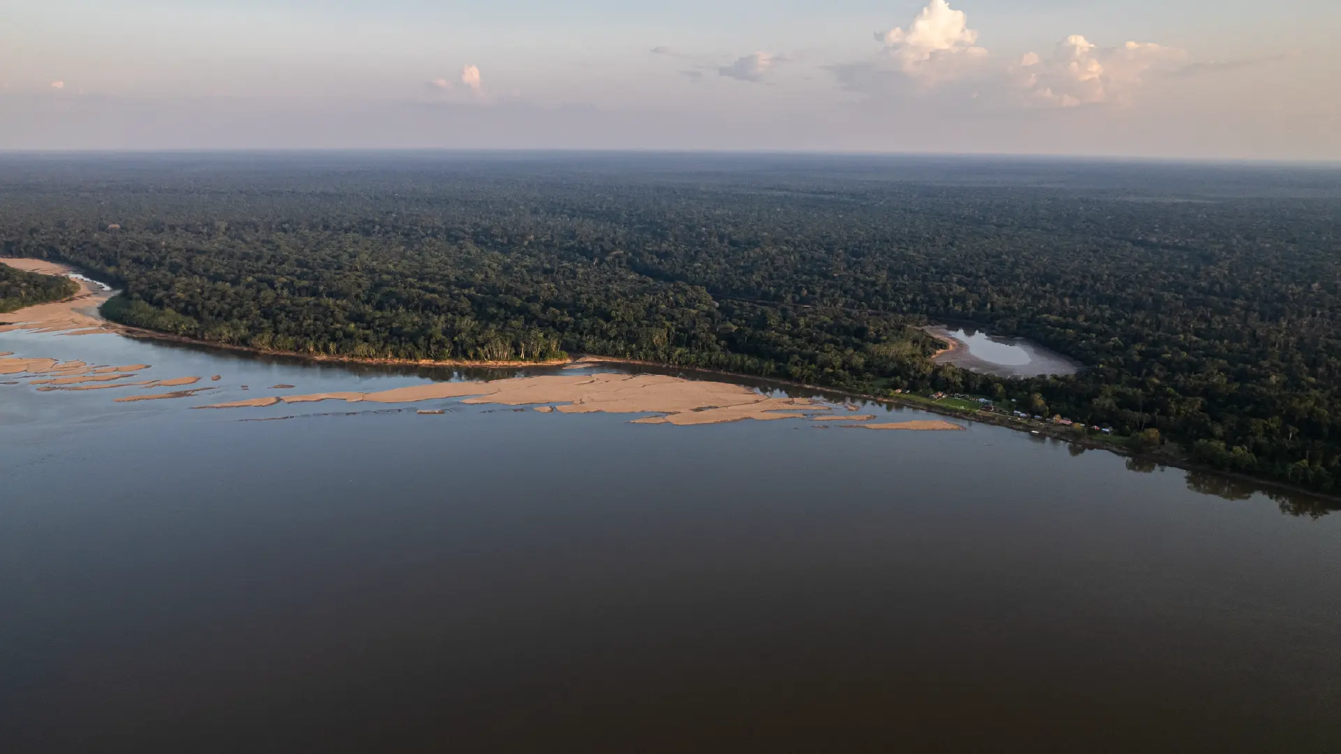 Vista aérea de un río ancho y la selva hasta el horizonte