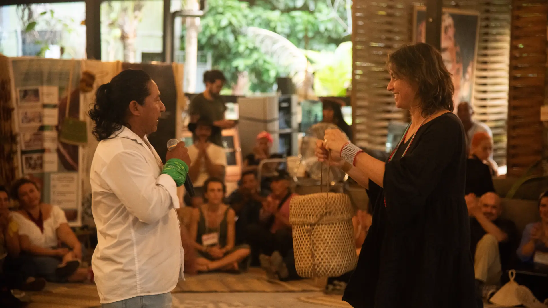 Dos participantes conversan frente a un grupo sentado en círculo durante el encuentro