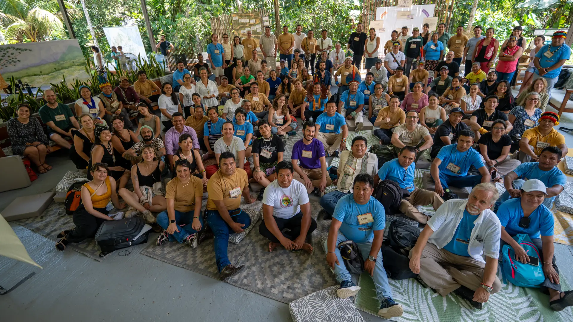 Participantes de Conversaciones de la Amazonía 2025 reunidos para una foto grupal bajo una carpa