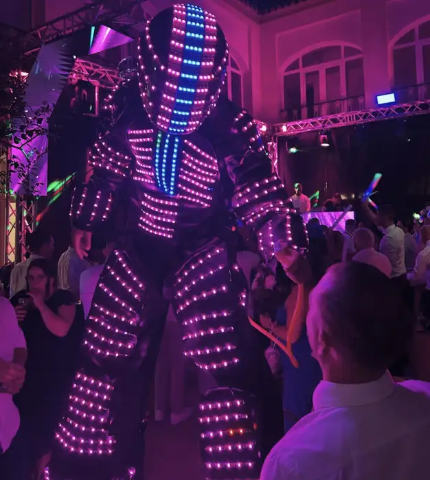 Robot LED en una fiesta de Hora Loca