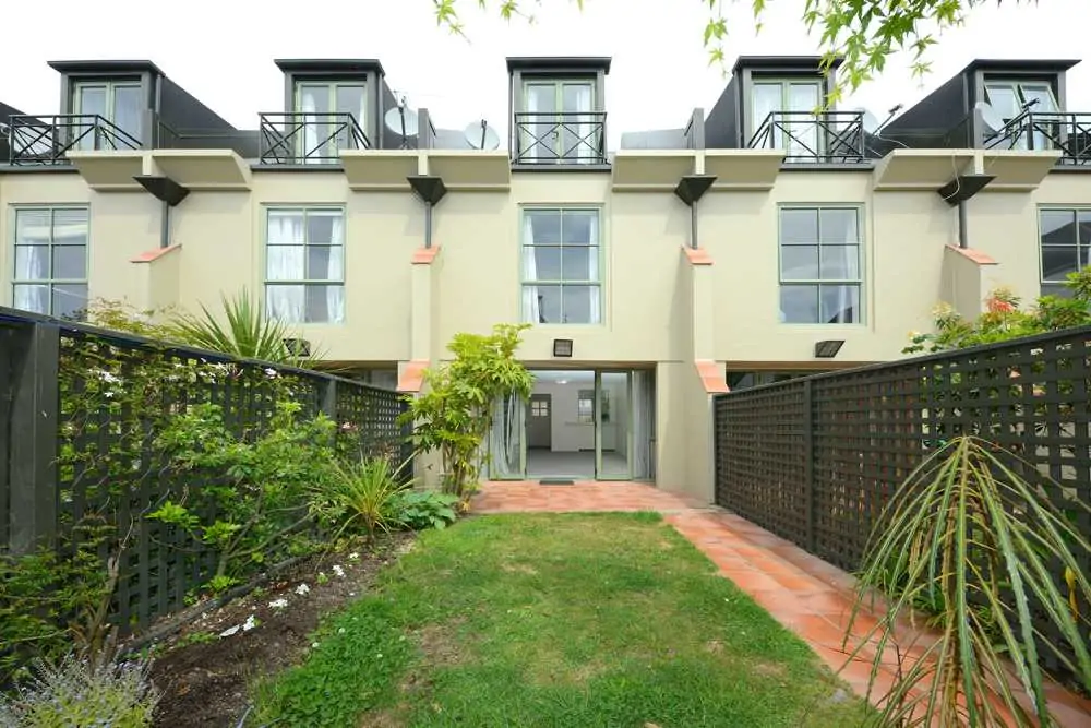 Easy-Care Investment or Urban Residence property photo 3