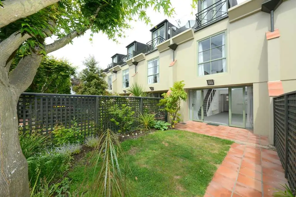 Easy-Care Investment or Urban Residence property photo 4
