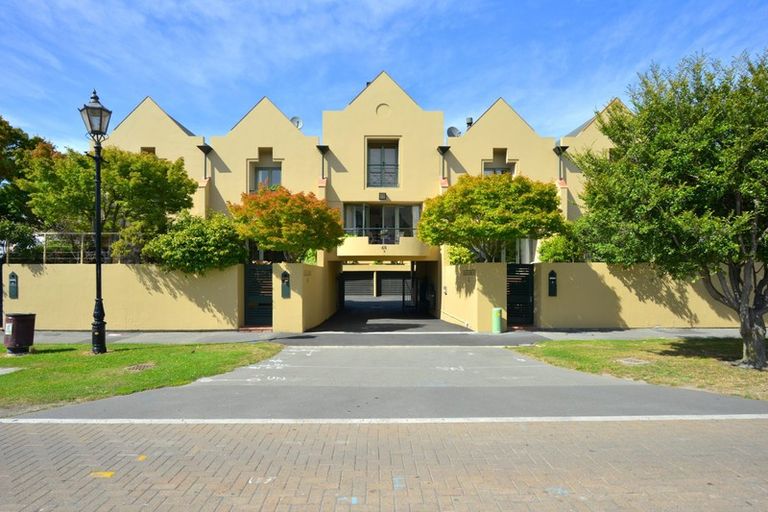 Easy-Care Investment or Urban Residence - Main Photo