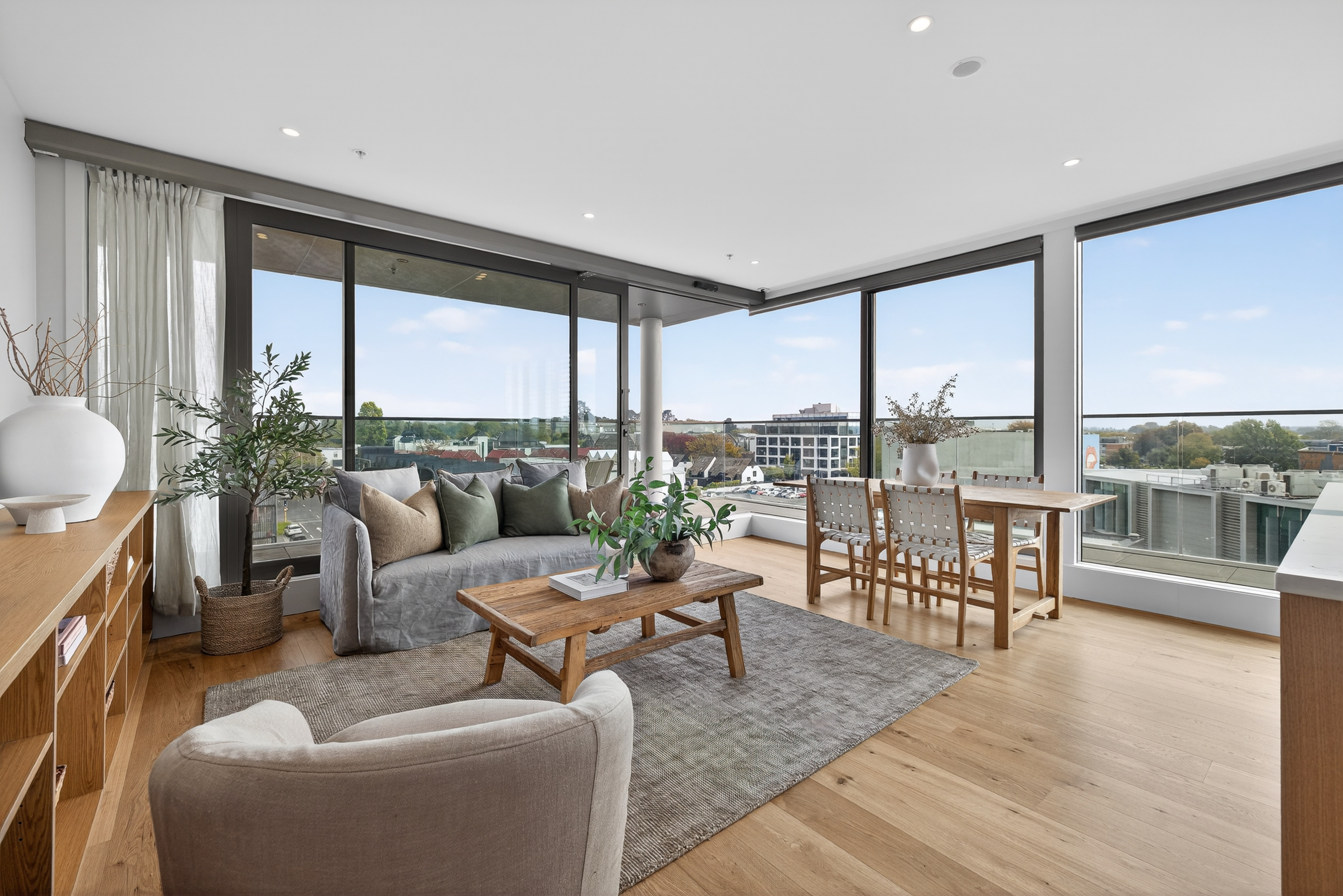 Wraparound Balcony Luxury + 2 Carparks property photo 3