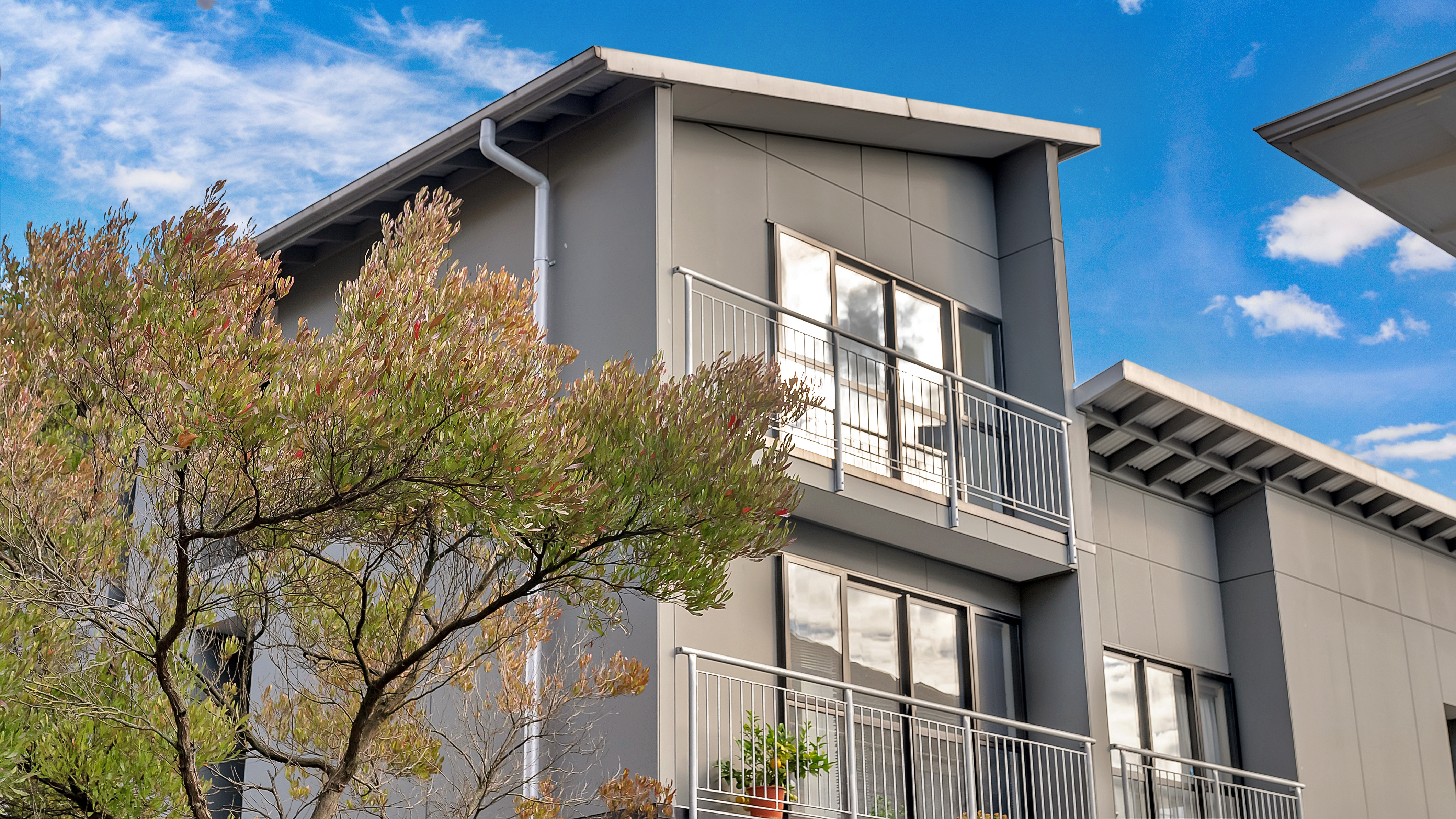 Stadium Side City Studio + Car Park (RV $295K) property photo 2