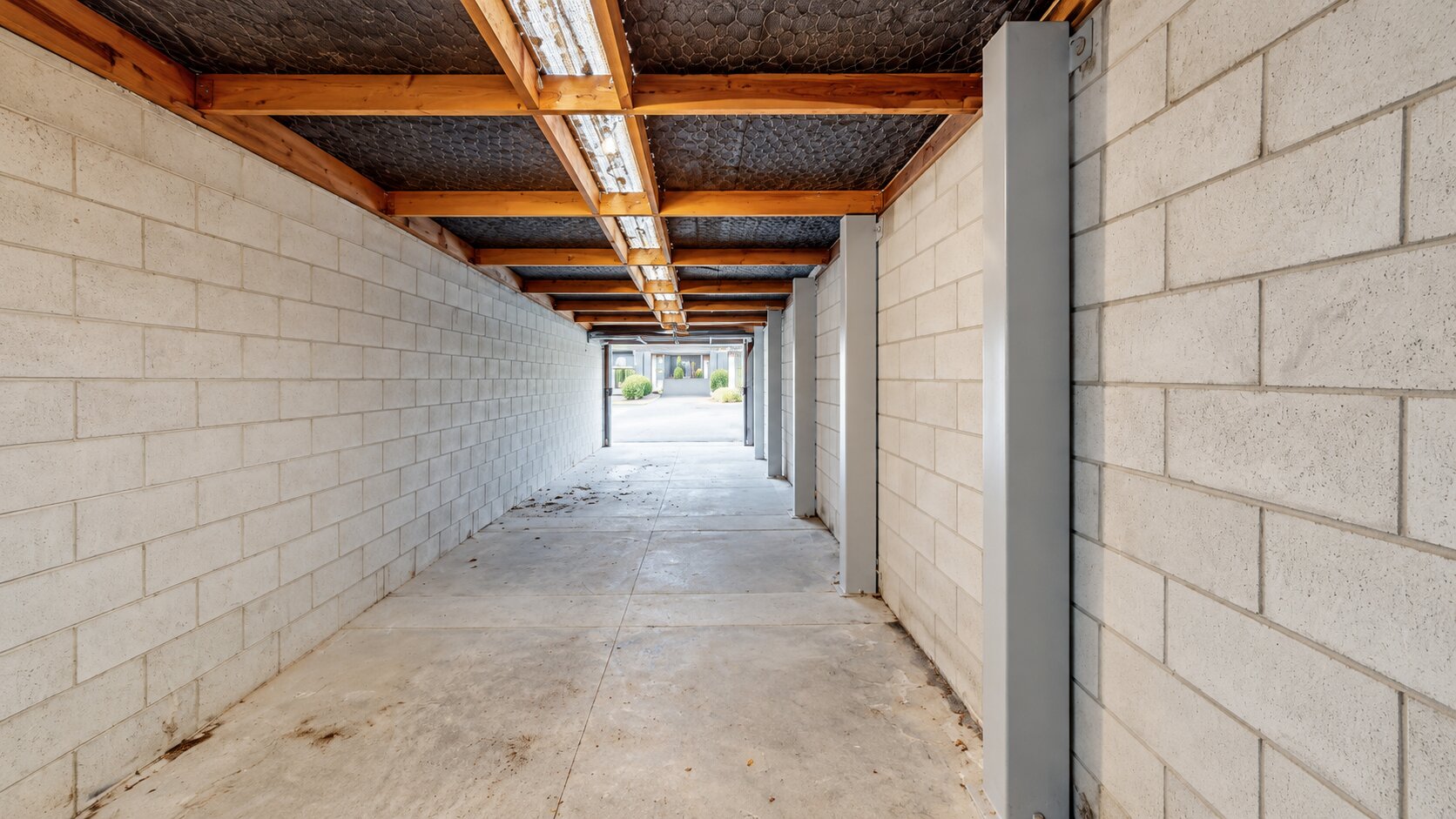 3 Car Garage - Central City rarity property photo 4