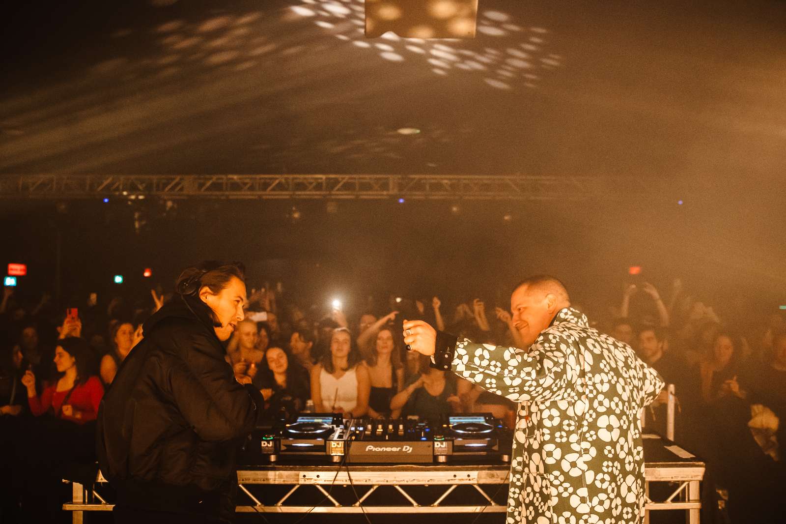 Jungle, salute & Decades live at EartH 