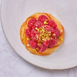 Ra­spber­ry Pista­chio Tart