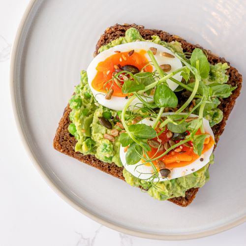 Avo­ca­do & Egg Open Rye