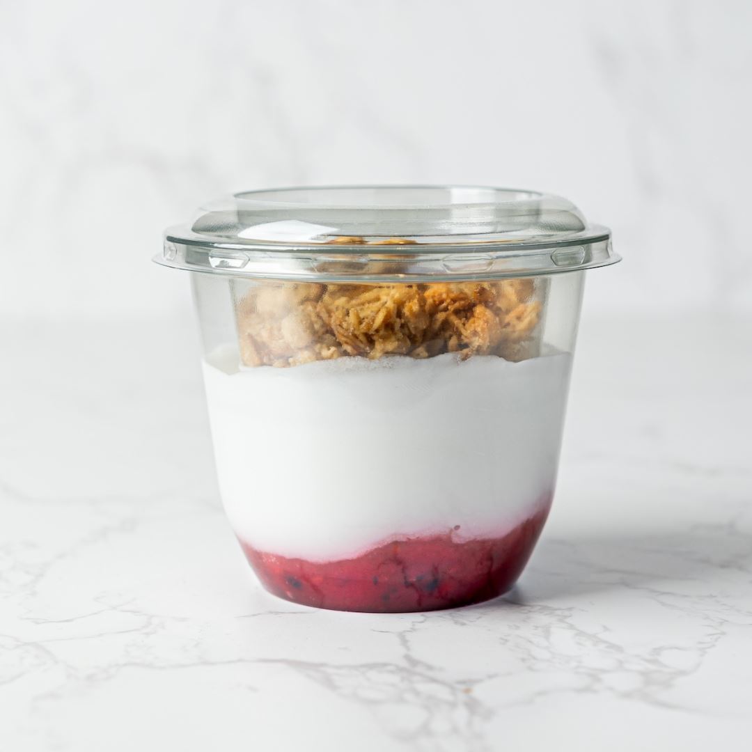 Co­conut yog­hurt with com­po­te