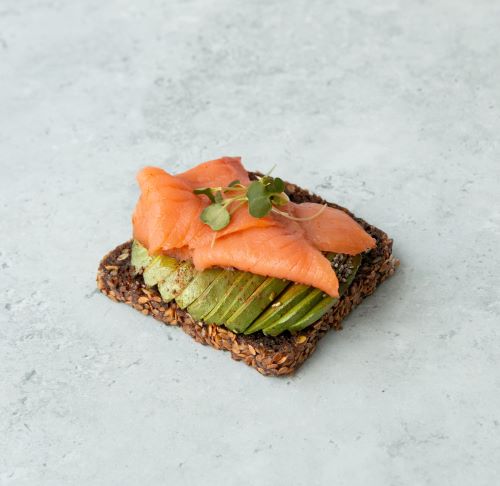 Avo­cado Sal­mon Smor­re­brod