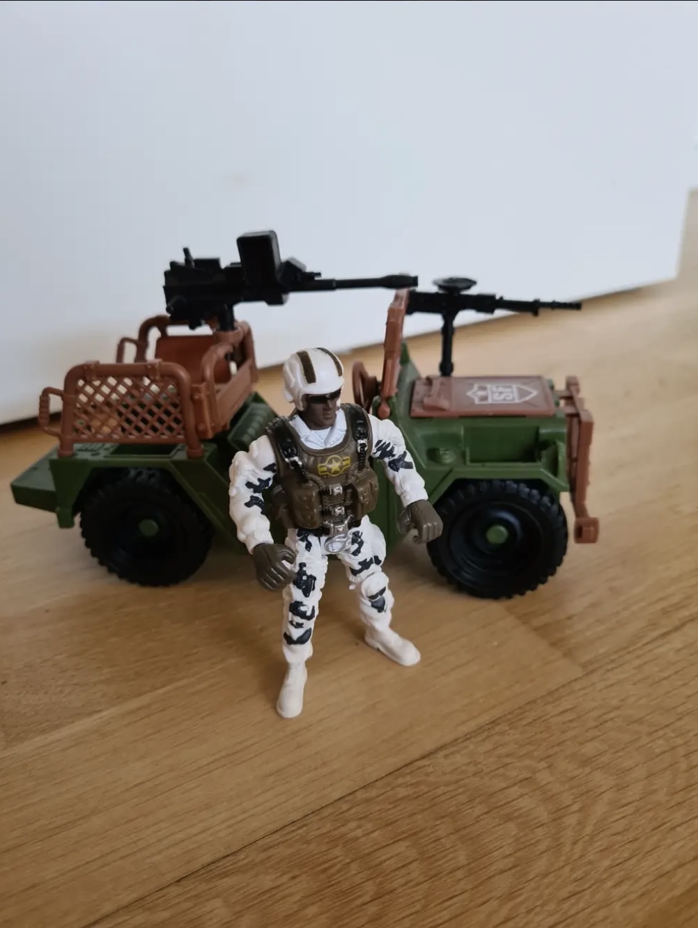 Soldier Force patruljevogn med militærmand