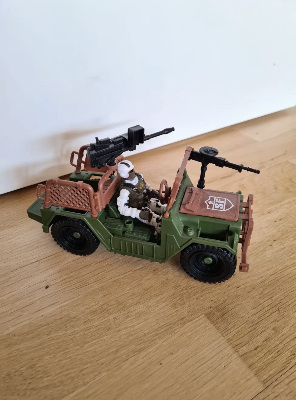 Soldier Force patruljevogn med militærmand