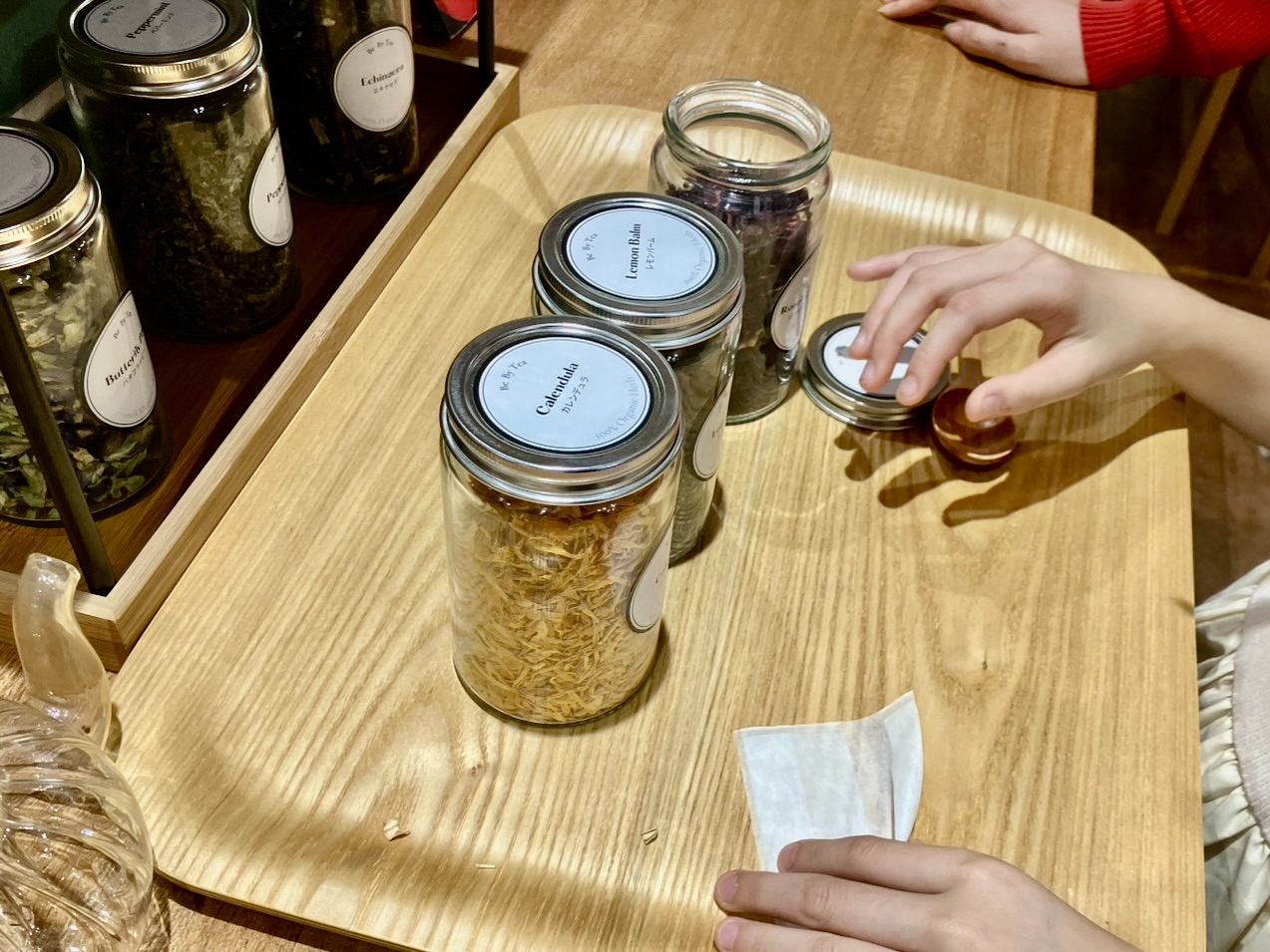 注いていでいる様子