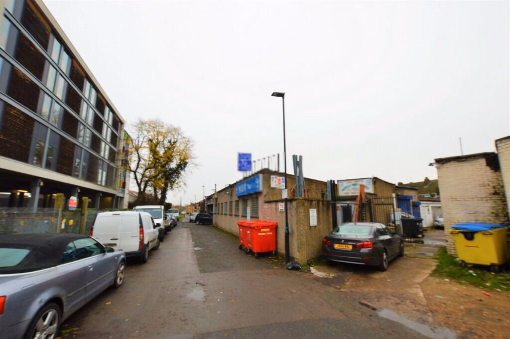 Land for sale - Image 1