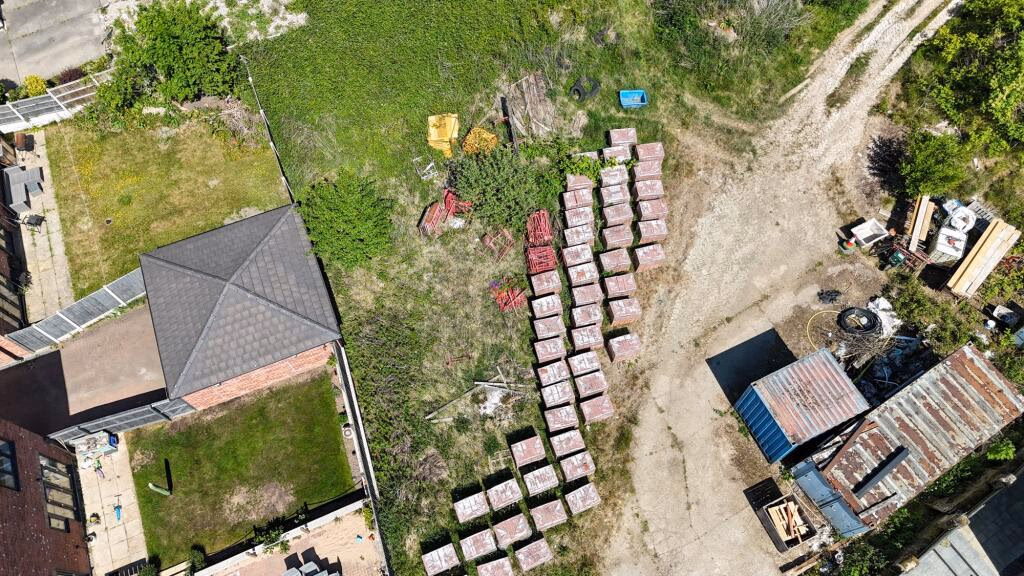 Land for sale - Image 1