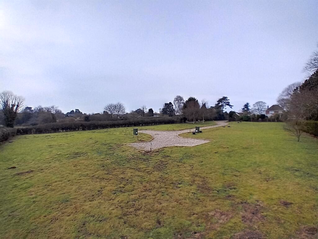 Land for sale - Image 2