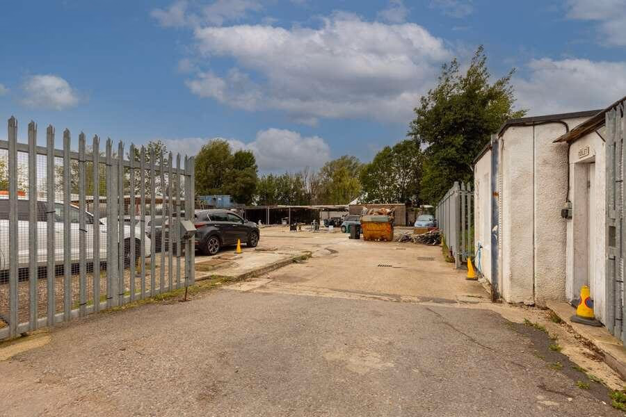 Land for sale - Image 2