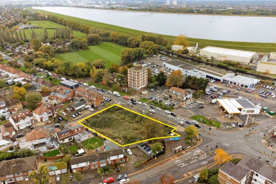 Land for sale - Image 1