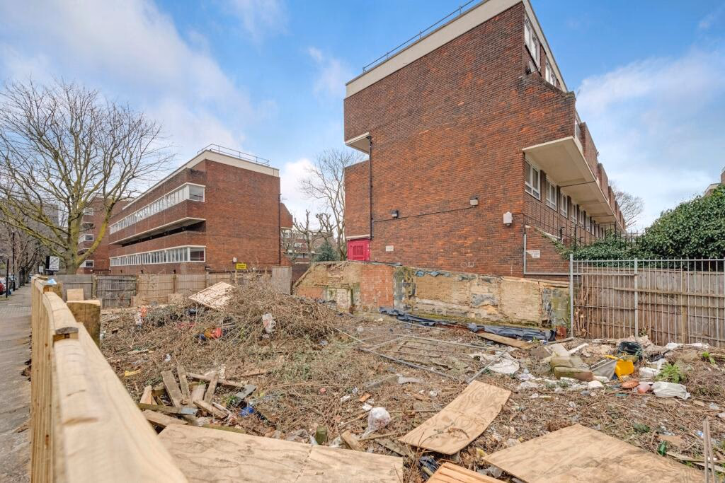 Land for sale - Image 1