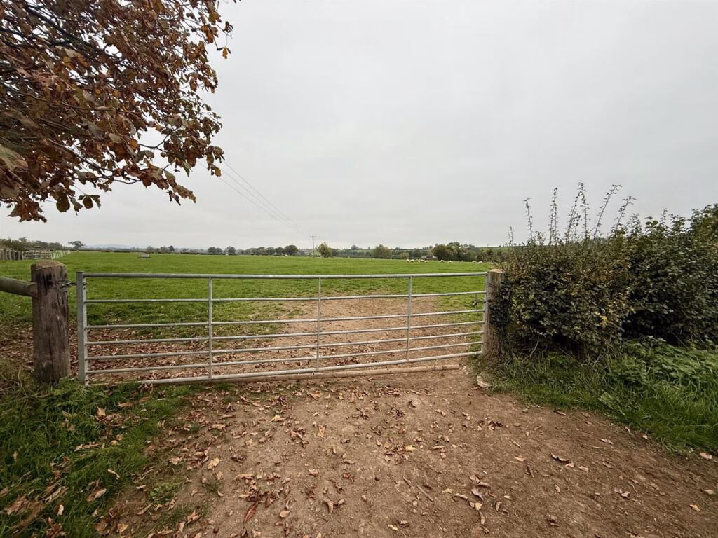 Land for sale - Image 1