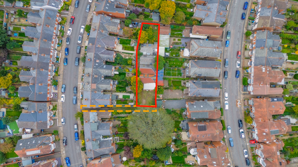 Land for sale - Image 1