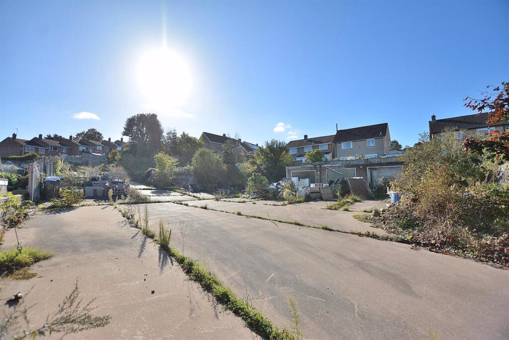 Land for sale - Image 1