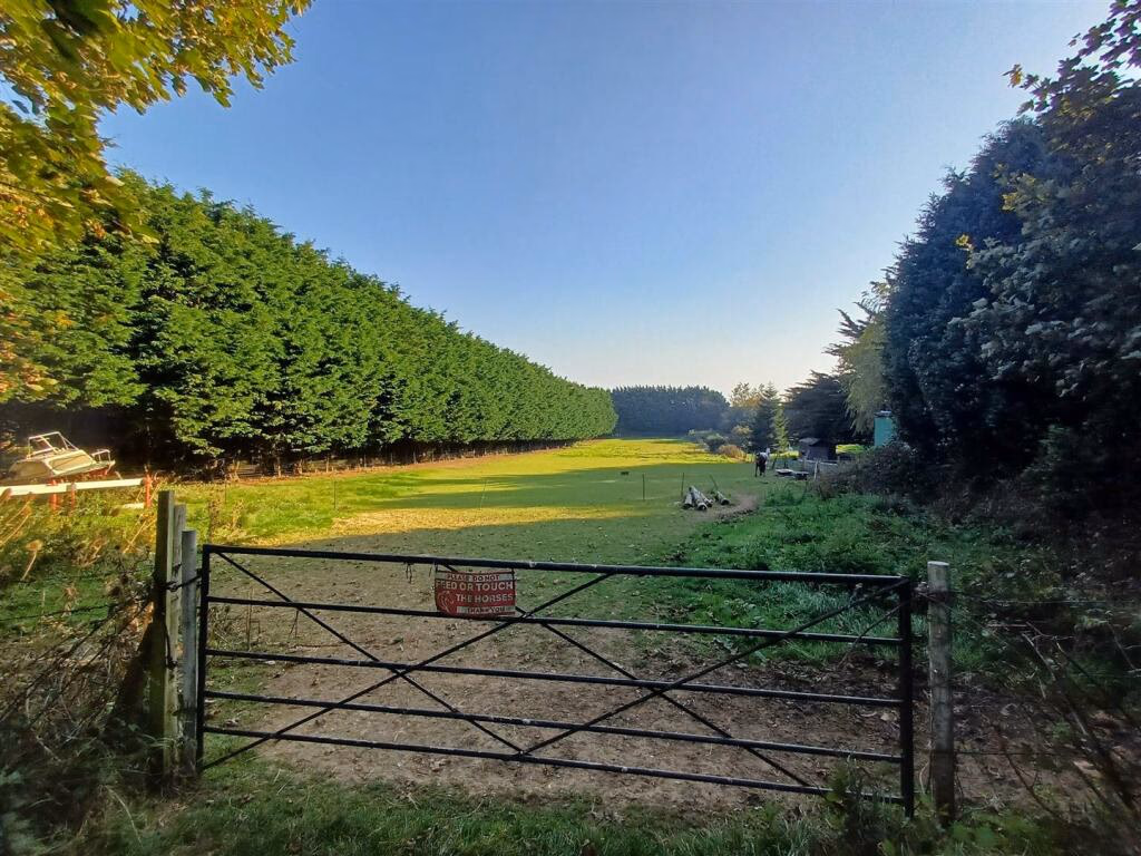 Land for sale - Image 1