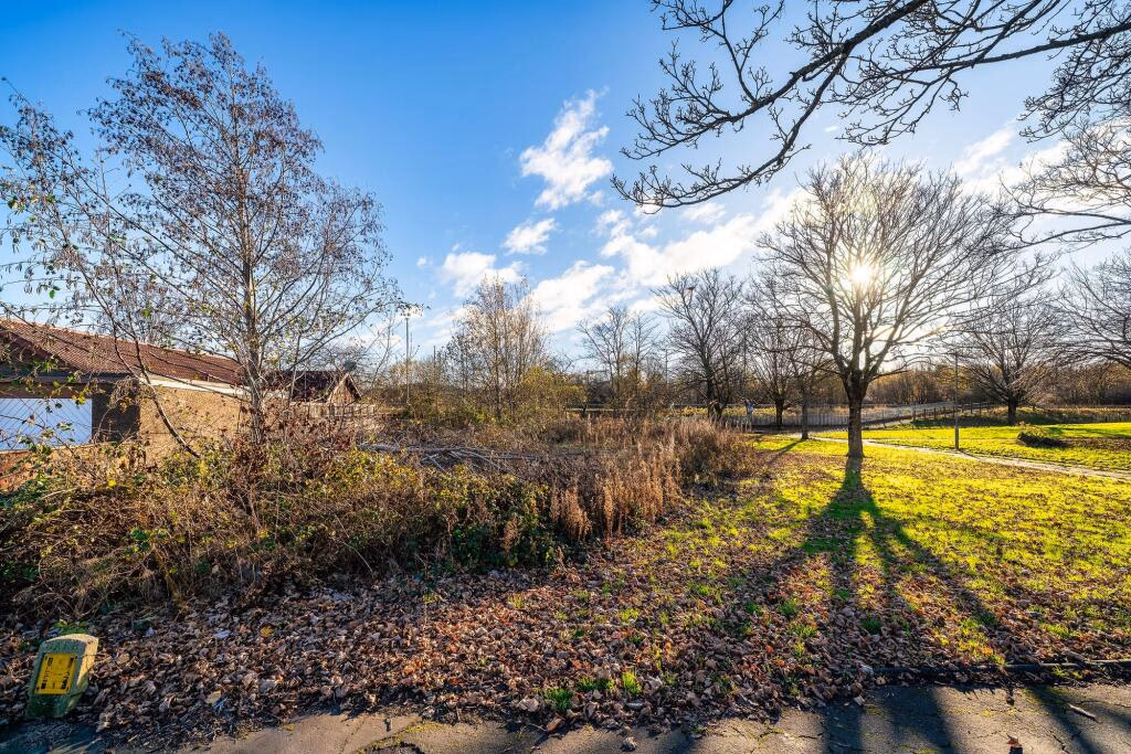 Land for sale - Image 1