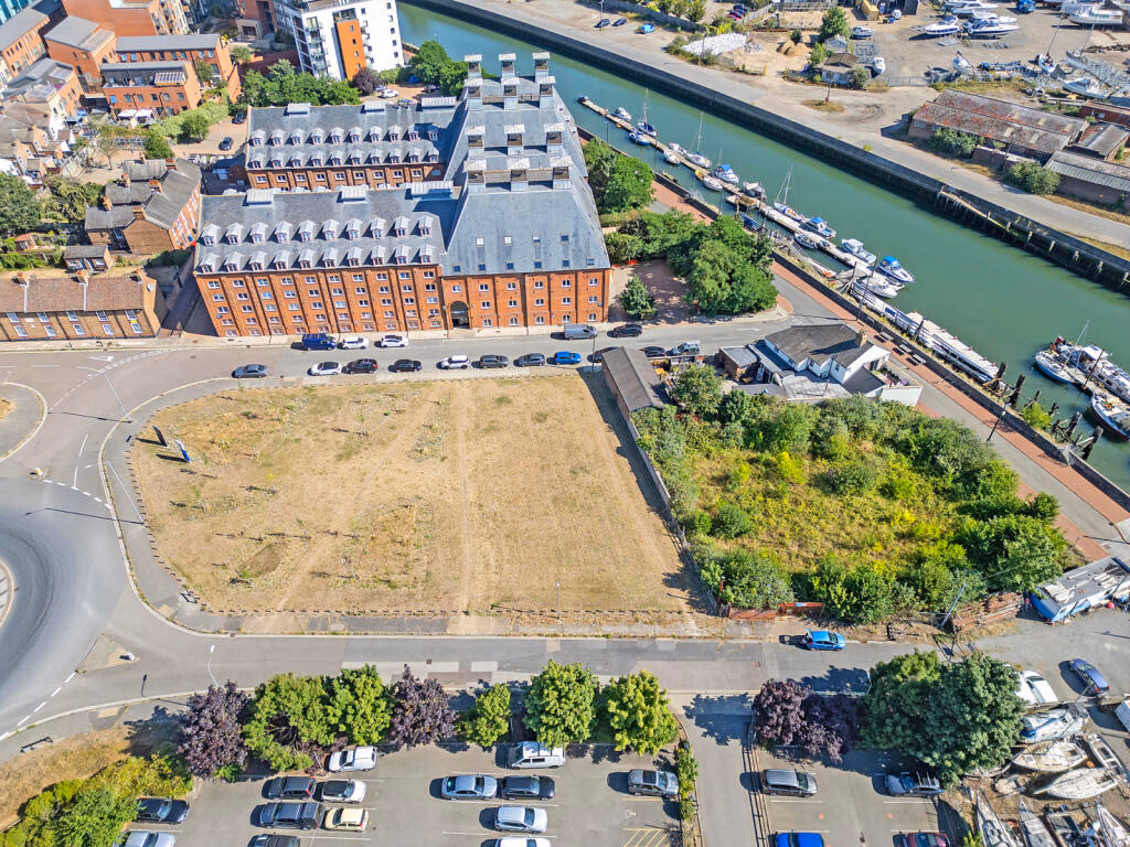 Land for sale - Image 1