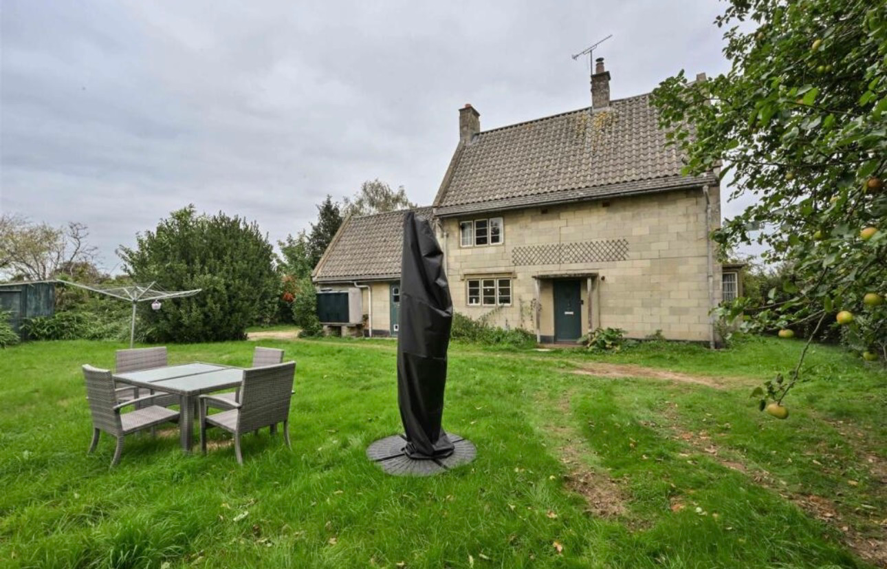 Three Bedroom Property with Planning Permission to Create Five Bedroom Residence in 0.3 acres - ListingImage 3