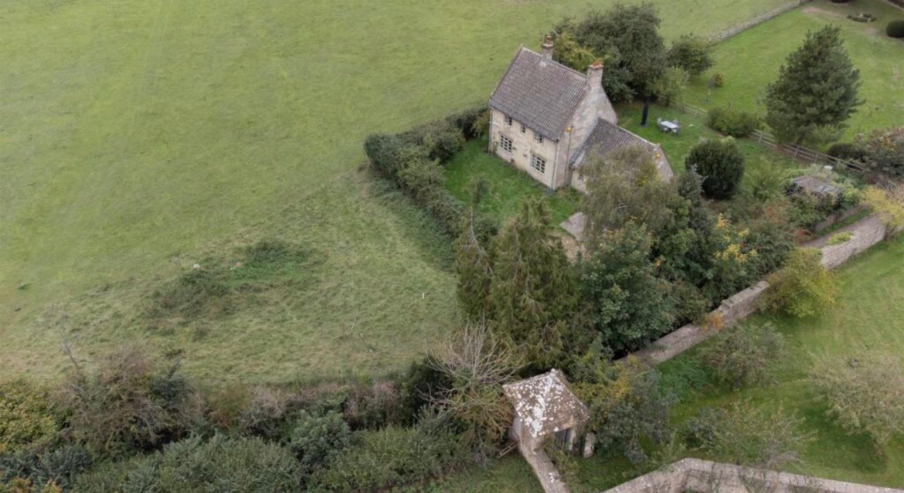 Three Bedroom Property with Planning Permission to Create Five Bedroom Residence in 0.3 acres - ListingImage 4