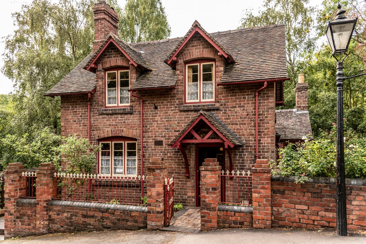 UK House Prices Dip Slightly in January 2026 Amid Regional Variations – Landlister Analysis