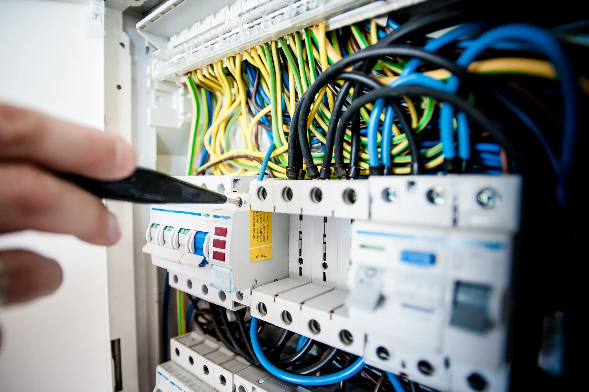 Profesjonalne instalacje elektryczne w domach i biurach - Twoja firma
