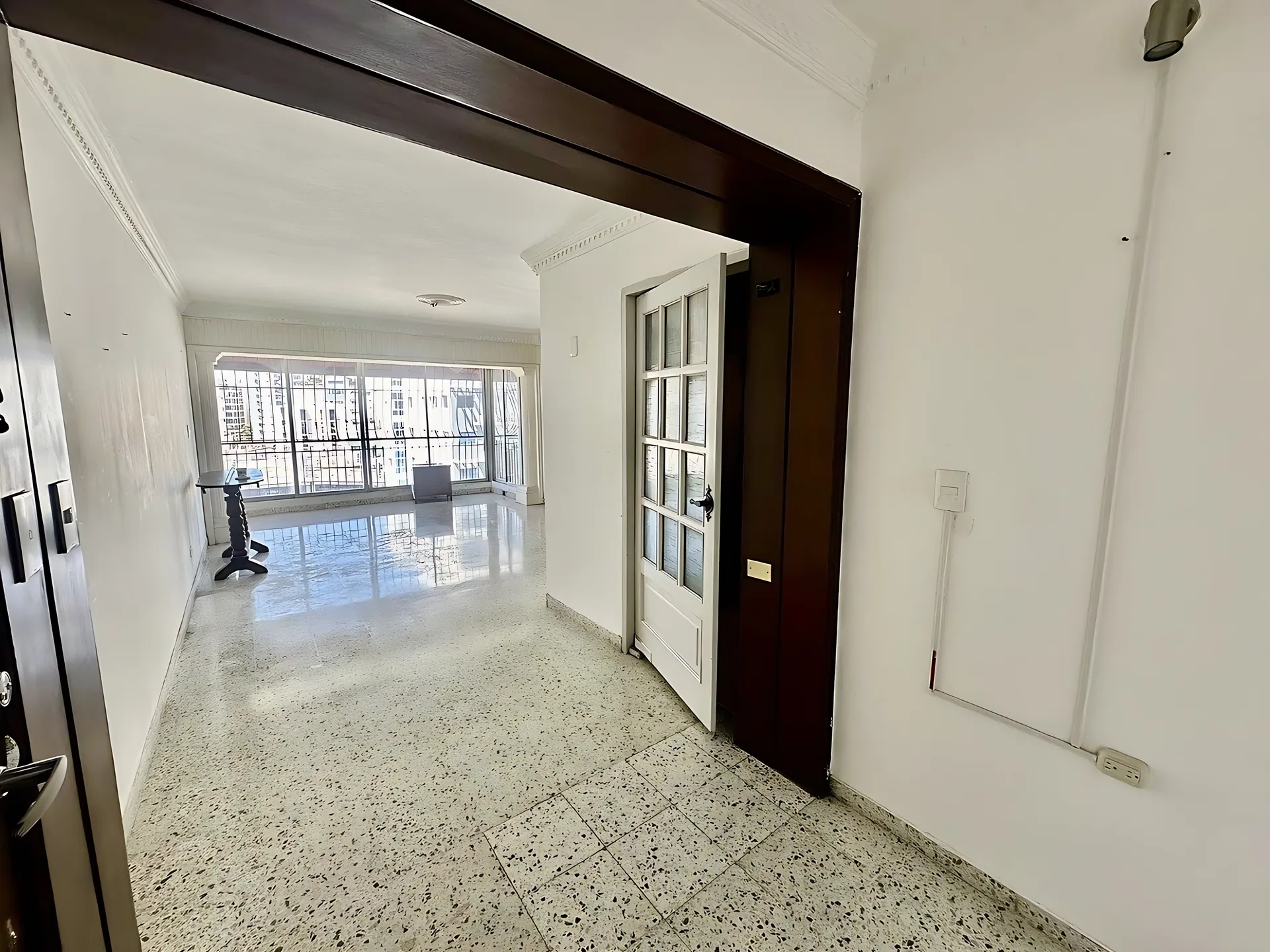 Apartamento en torre clásica de Naco . 2 Habitaciones .