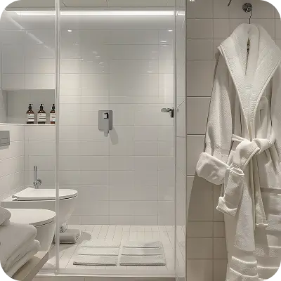 Foto che ritrae il bagno di un hotel con un accappatoio appeso
