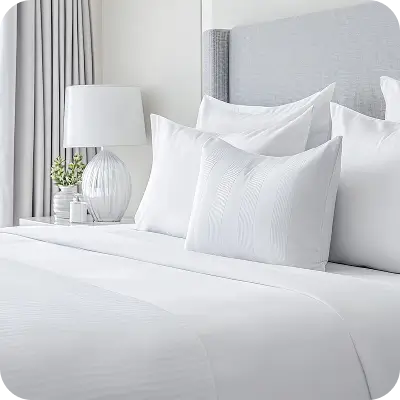 Foto che ritrae il letto di una camera di hotel